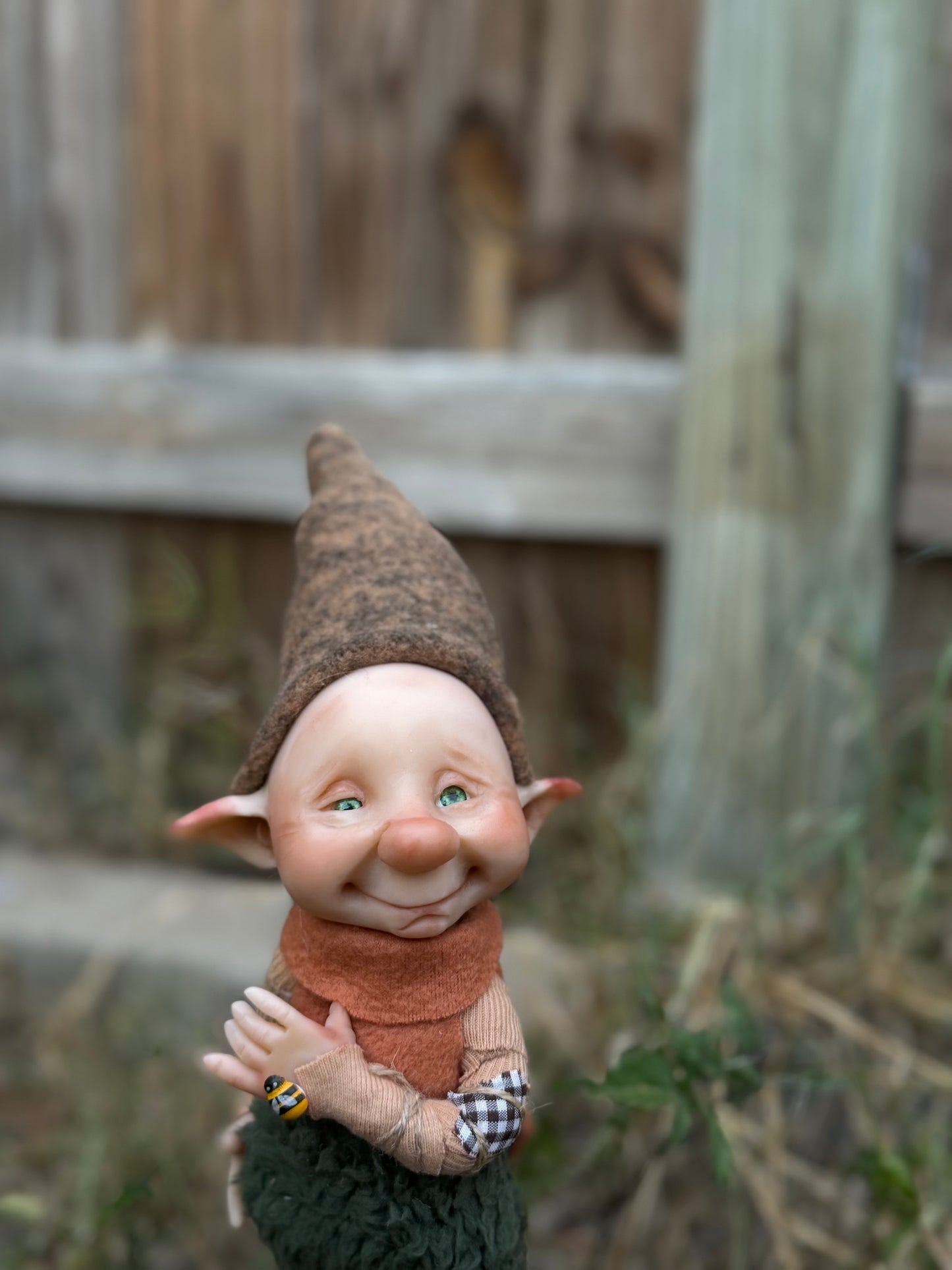 Duende artesanal articulado, figura de duende del bosque, muñeco artesanal coleccionable. Mide aproximadamente 25 cm. Modelo 2