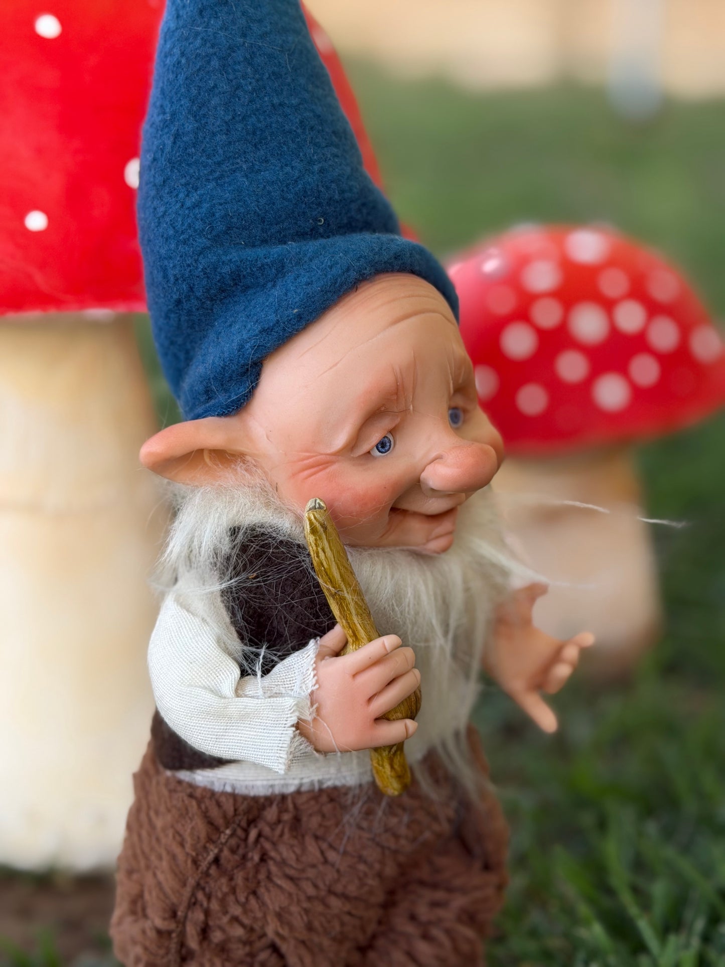 Duende artesanal articulado, figura de duende del bosque, muñeco artesanal coleccionable. Mide aproximadamente 25 cm.