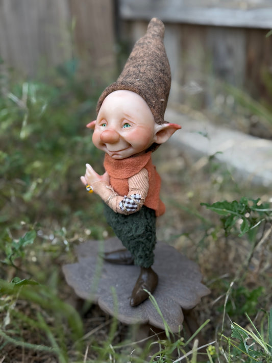 Duende artesanal articulado, figura de duende del bosque, muñeco artesanal coleccionable. Mide aproximadamente 25 cm. Modelo 2