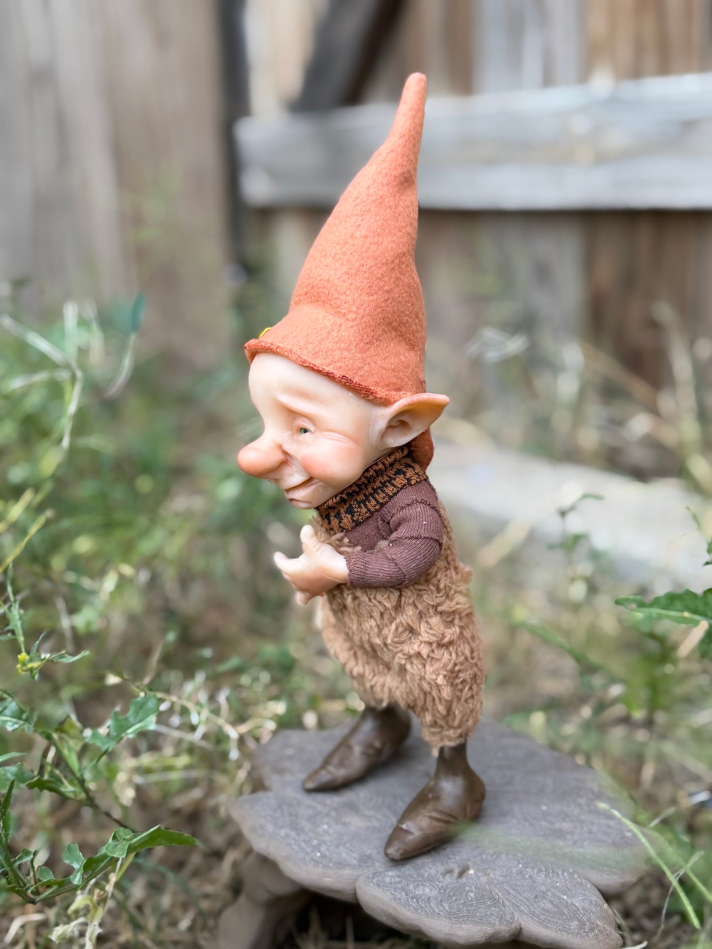 Duende artesanal articulado, figura de duende del bosque, muñeco artesanal coleccionable. Mide aproximadamente 25 cm.