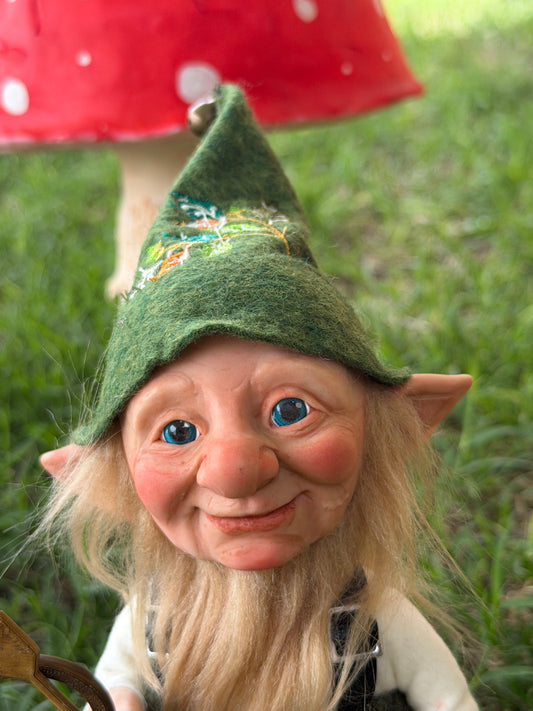 Duende cupido del bosque. Duende artesanal articulado, figura de duende del bosque, muñeco artesanal coleccionable. Mide aproximadamente 25 cm.