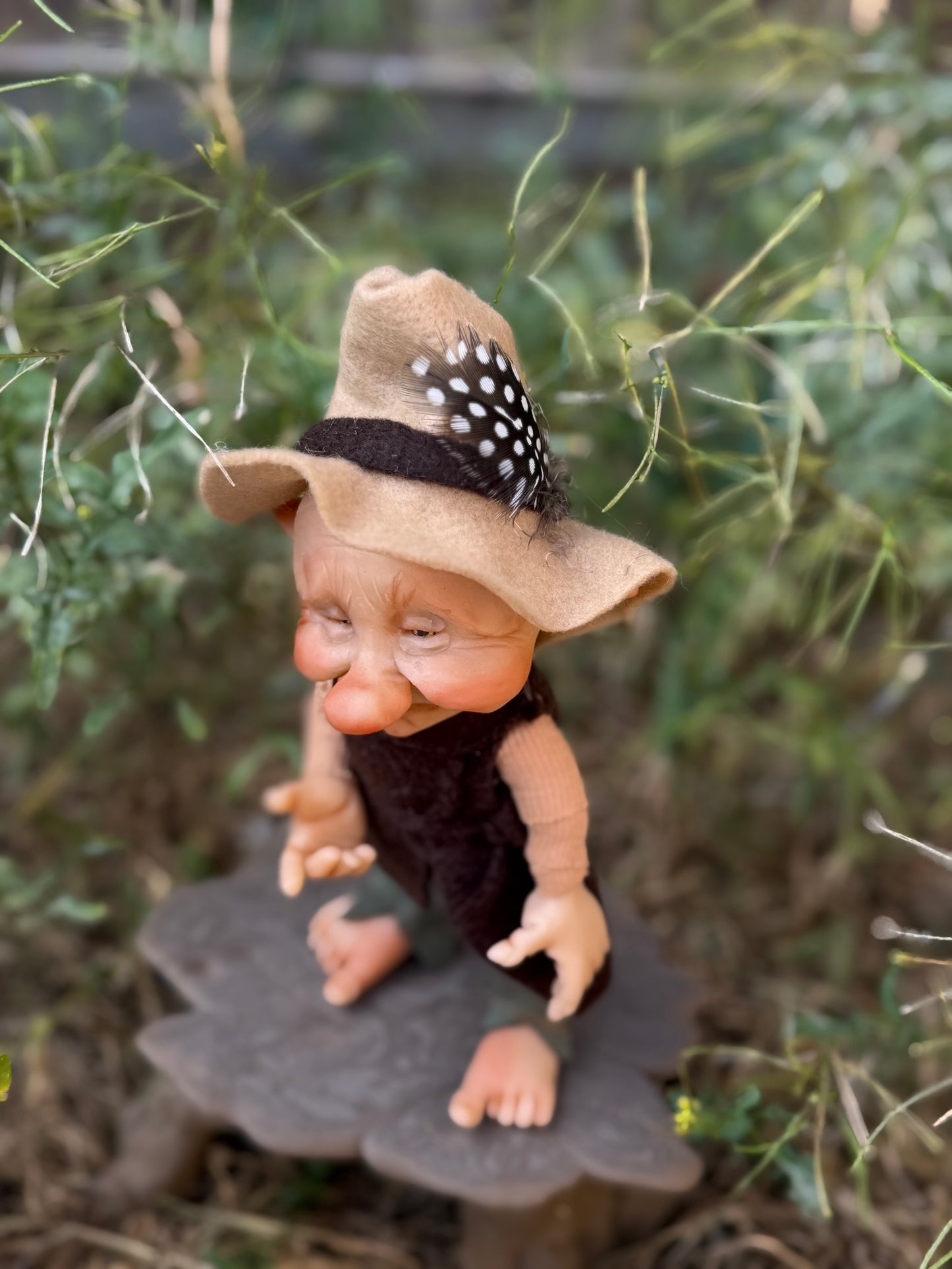 Duende artesanal articulado, figura de duende del bosque, muñeco artesanal coleccionable. Mide aproximadamente 25 cm. Modelo 18