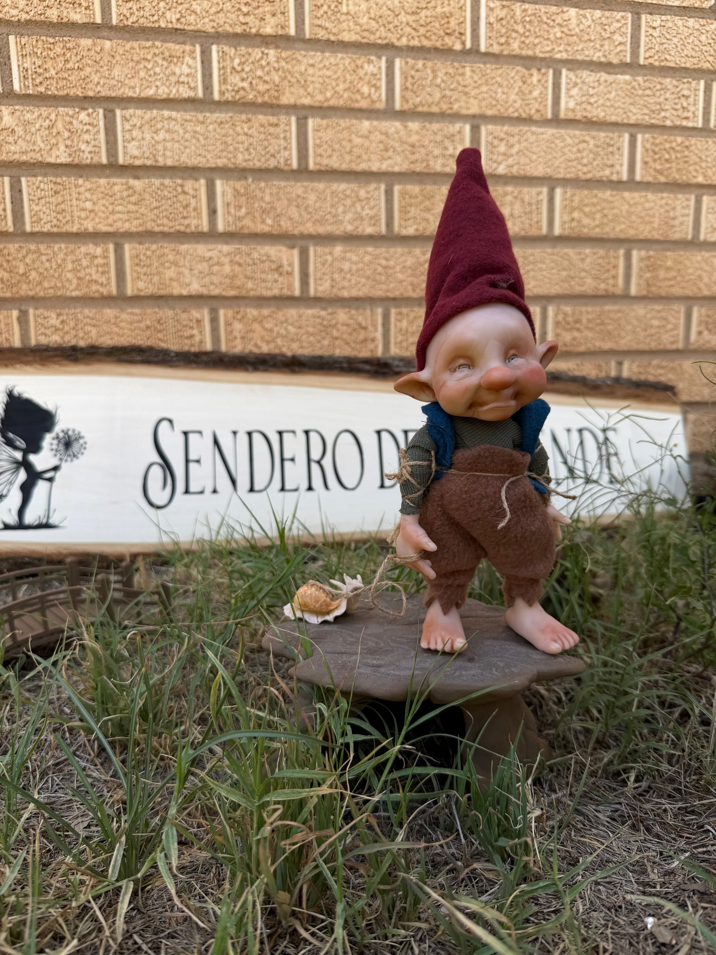 Duende con mascota caracol. Duende artesanal articulado, figura de duende del bosque, muñeco artesanal coleccionable. Mide aproximadamente 25 cm. Modelo 31