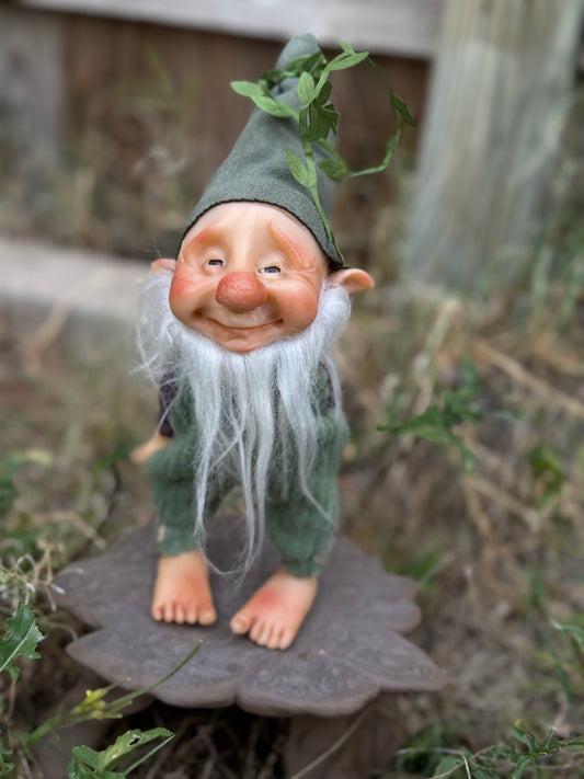 Duende artesanal articulado, figura de duende del bosque, muñeco artesanal coleccionable. Mide aproximadamente 25 cm. Modelo 4