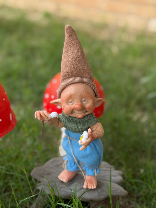 Me quiere… no me quiere. Duende enamorado. Duende artesanal articulado, figura de duende del bosque, muñeco artesanal coleccionable. Mide aproximadamente 25 cm.