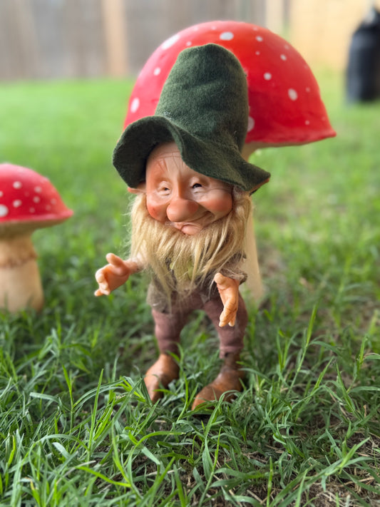 Duende de la buena suerte y fortuna, leprechaun del bosque mágico. Duende artesanal articulado, figura de duende del bosque, muñeco artesanal coleccionable. Mide aproximadamente 25 cm.
