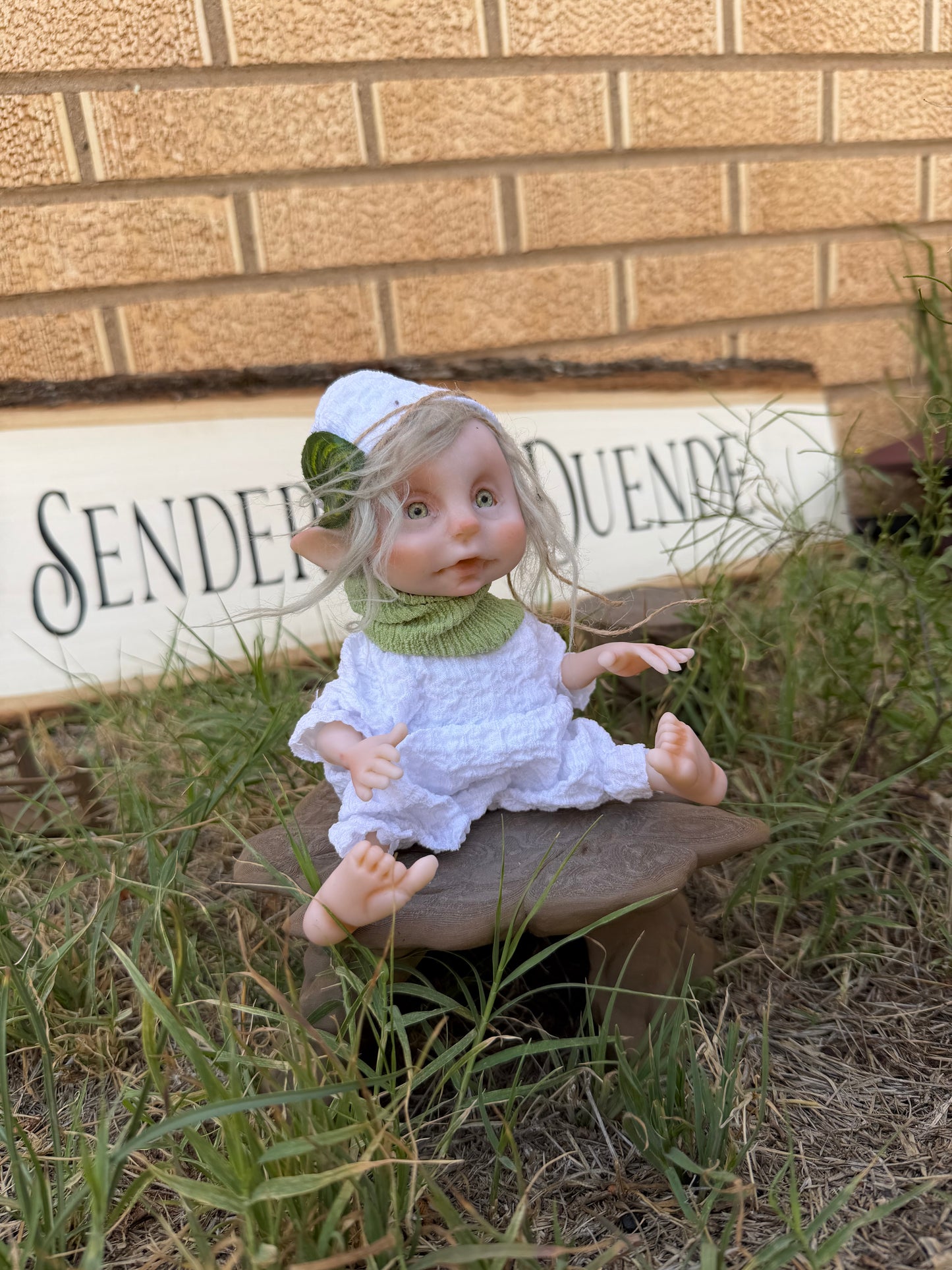 Duende de La Paz y la salud. Duende artesanal articulado, figura de duende del bosque, muñeco artesanal coleccionable. Mide aproximadamente 25 cm. Modelo 30
