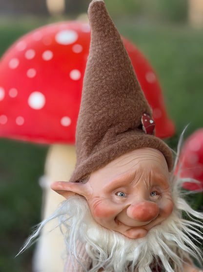 Duende artesanal articulado, figura de duende del bosque, muñeco artesanal coleccionable. Mide aproximadamente 25 cm.