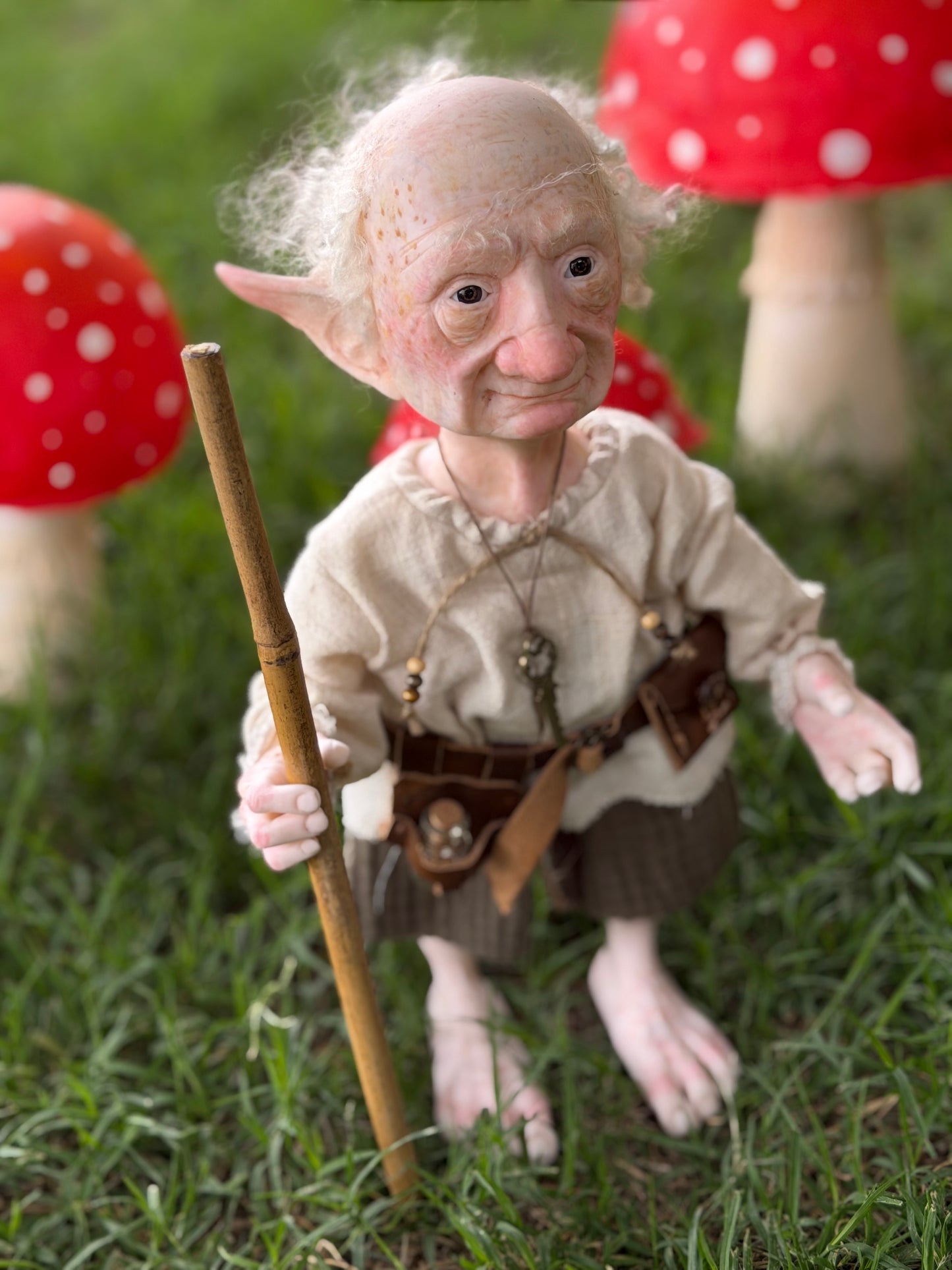 Eldrin, el Guardián de las Llaves – Duende de Colección Realista (Abrecaminos y Protector) Muñeco de Arte Fantástico, figura de colección. Mide 35 cm aproximadamente ( 13 pulgadas )