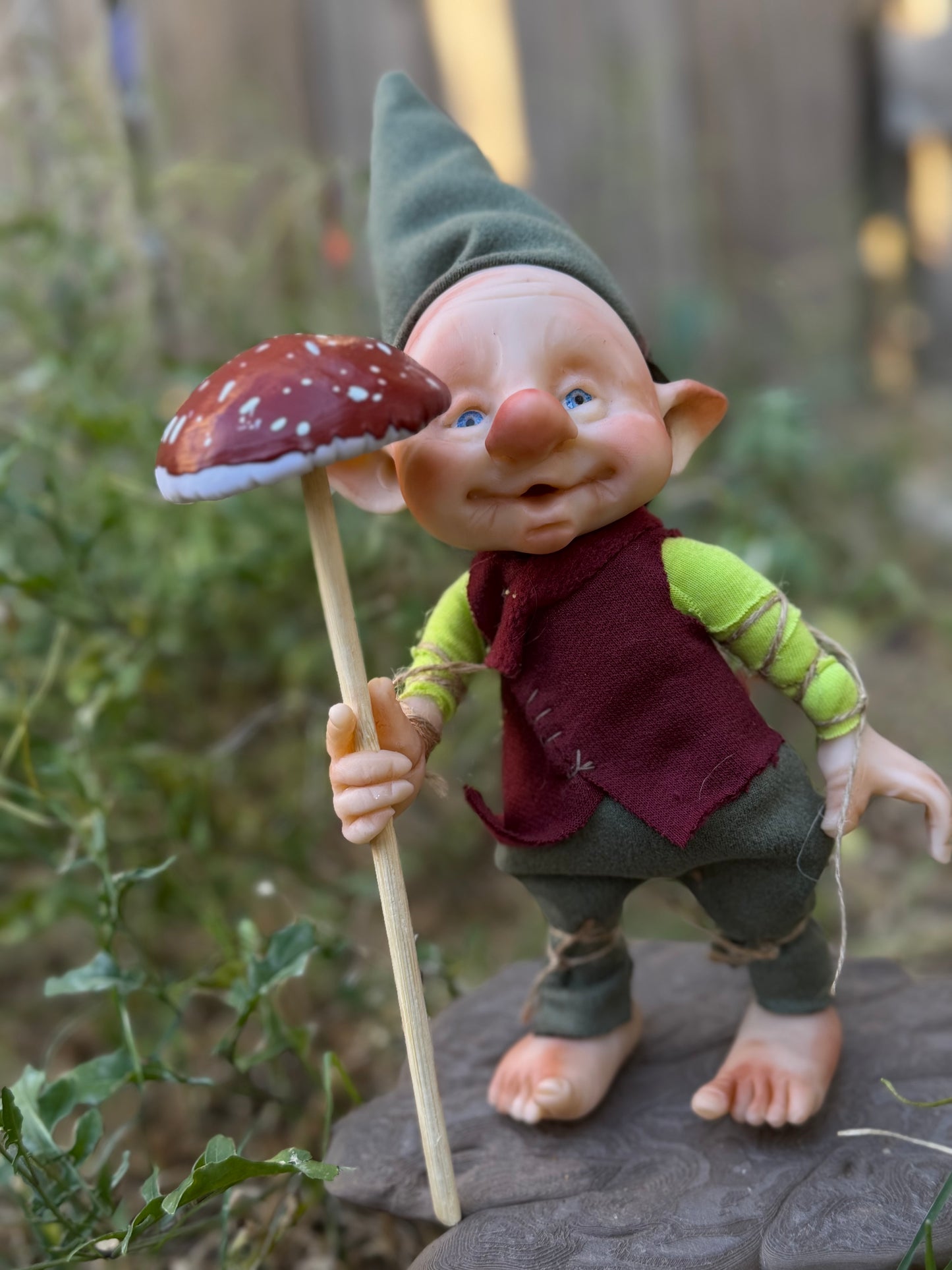 Duende artesanal articulado, figura de duende del bosque, muñeco artesanal coleccionable. Mide aproximadamente 25 cm. Modelo 12