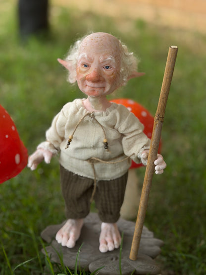 Benito, Duende Guía de Senderos y Sueños. Duende realista hecho a mano, mide 28 cm de alto.