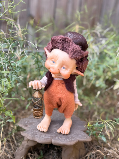 Duende artesanal articulado, figura de duende del bosque, muñeco artesanal coleccionable. Mide aproximadamente 25 cm. Modelo 22