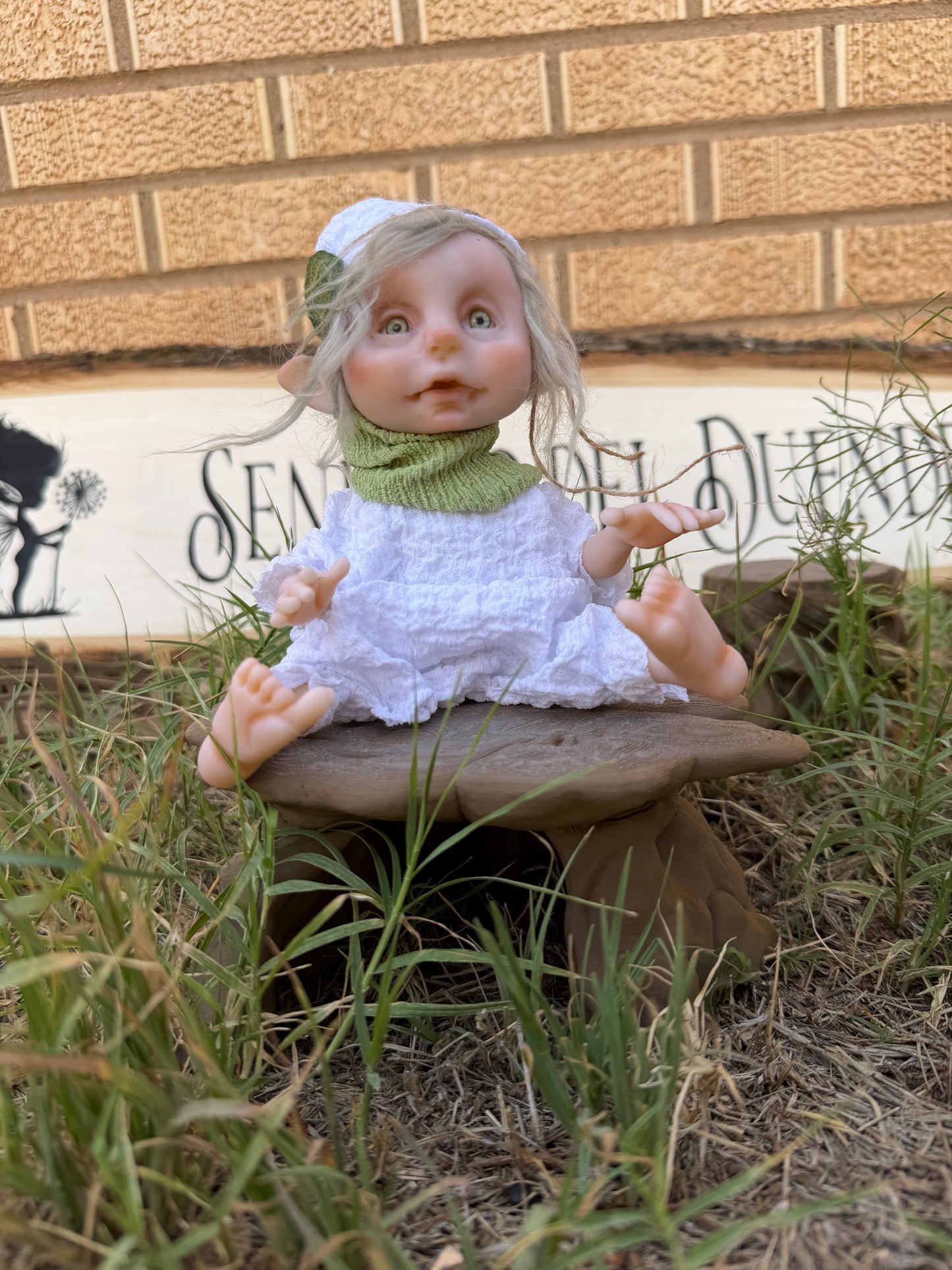 Duende de La Paz y la salud. Duende artesanal articulado, figura de duende del bosque, muñeco artesanal coleccionable. Mide aproximadamente 25 cm. Modelo 30