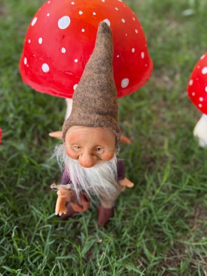 Duende artesanal articulado, figura de duende del bosque, muñeco artesanal coleccionable. Mide aproximadamente 25 cm.