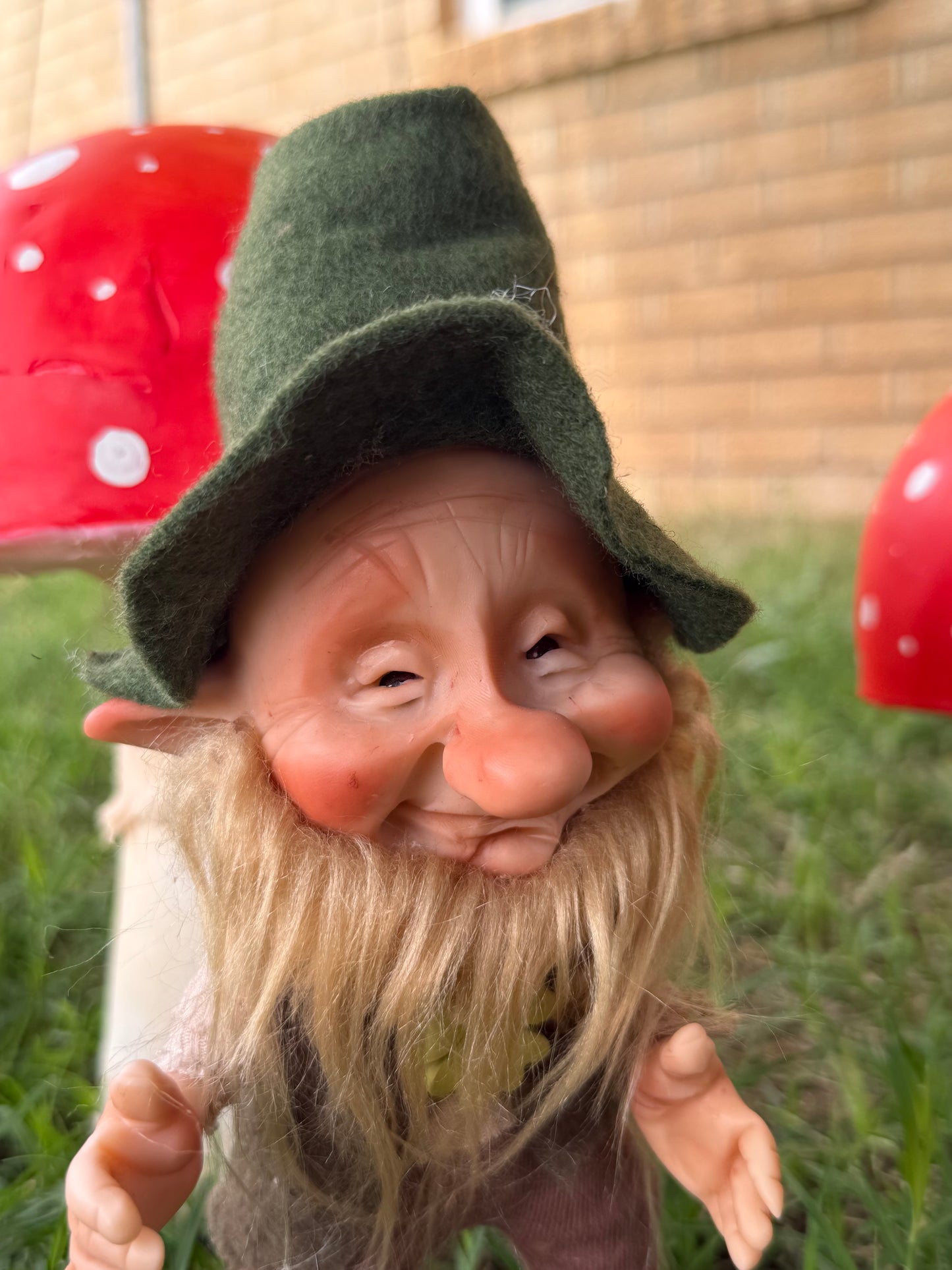 Duende de la buena suerte y fortuna, leprechaun del bosque mágico. Duende artesanal articulado, figura de duende del bosque, muñeco artesanal coleccionable. Mide aproximadamente 25 cm.