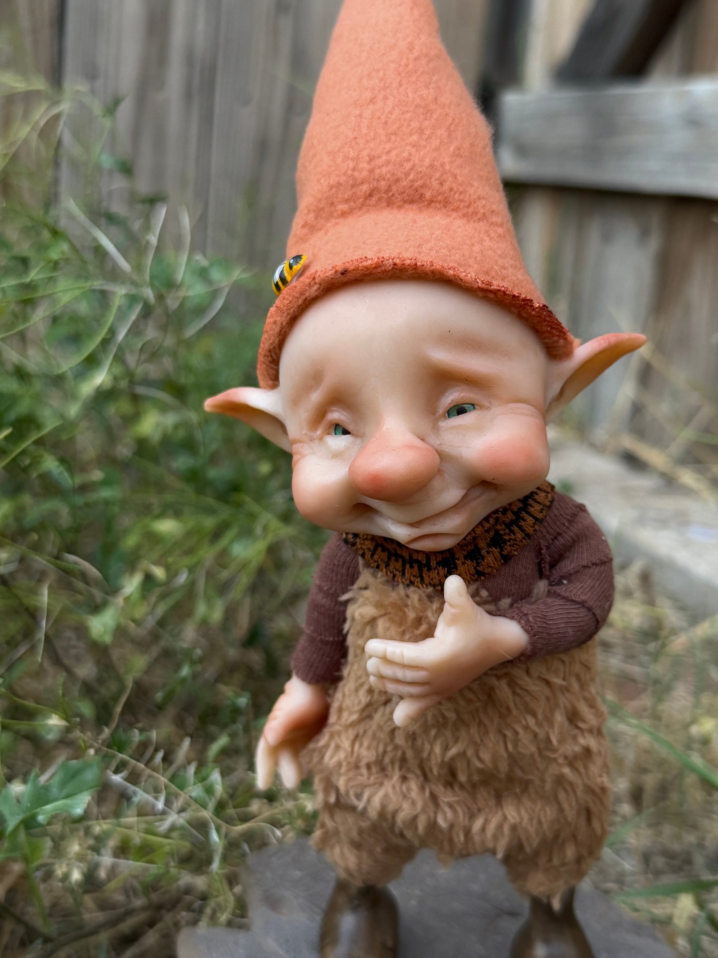 Duende artesanal articulado, figura de duende del bosque, muñeco artesanal coleccionable. Mide aproximadamente 25 cm.