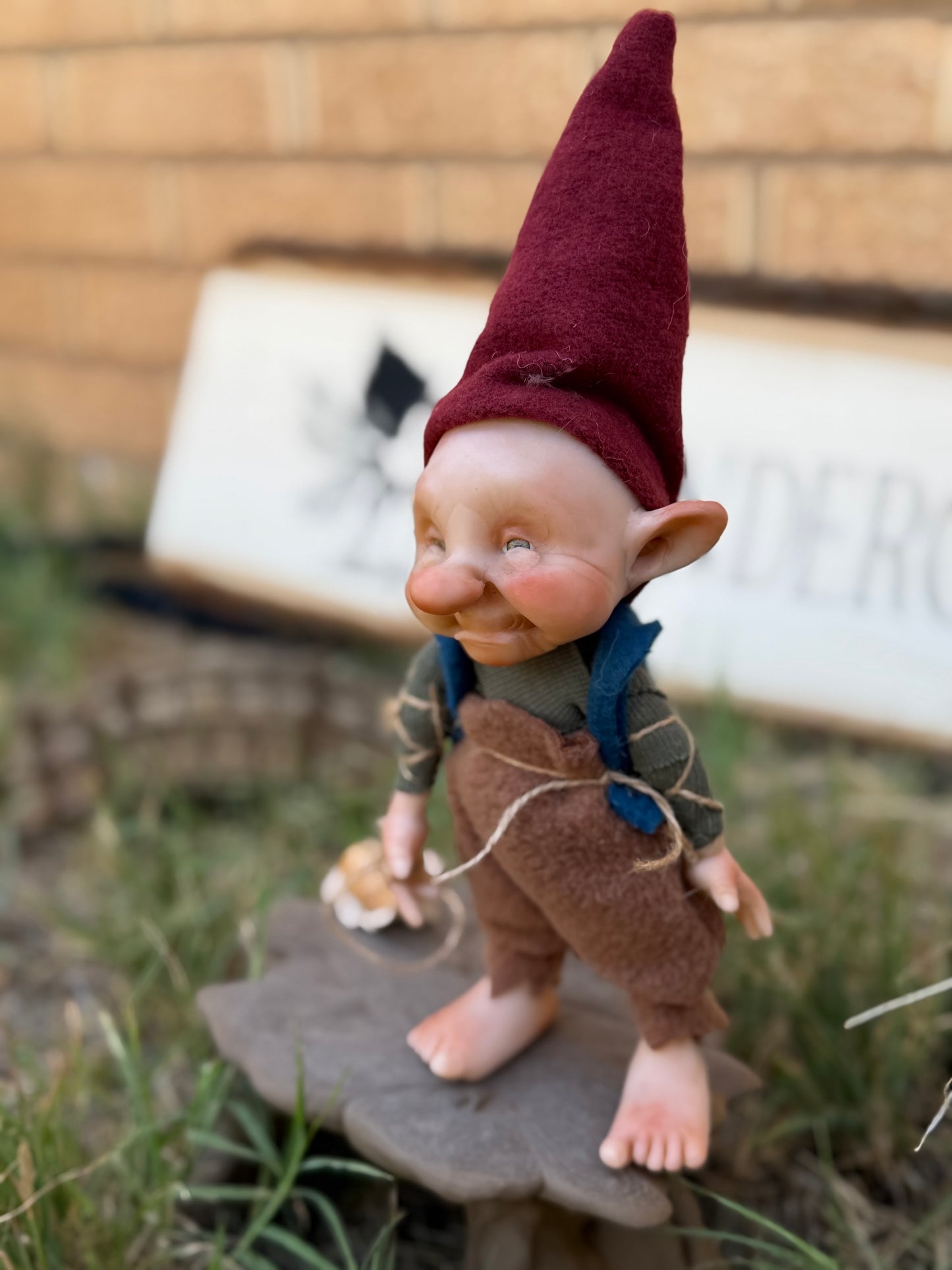 Duende con mascota caracol. Duende artesanal articulado, figura de duende del bosque, muñeco artesanal coleccionable. Mide aproximadamente 25 cm. Modelo 31
