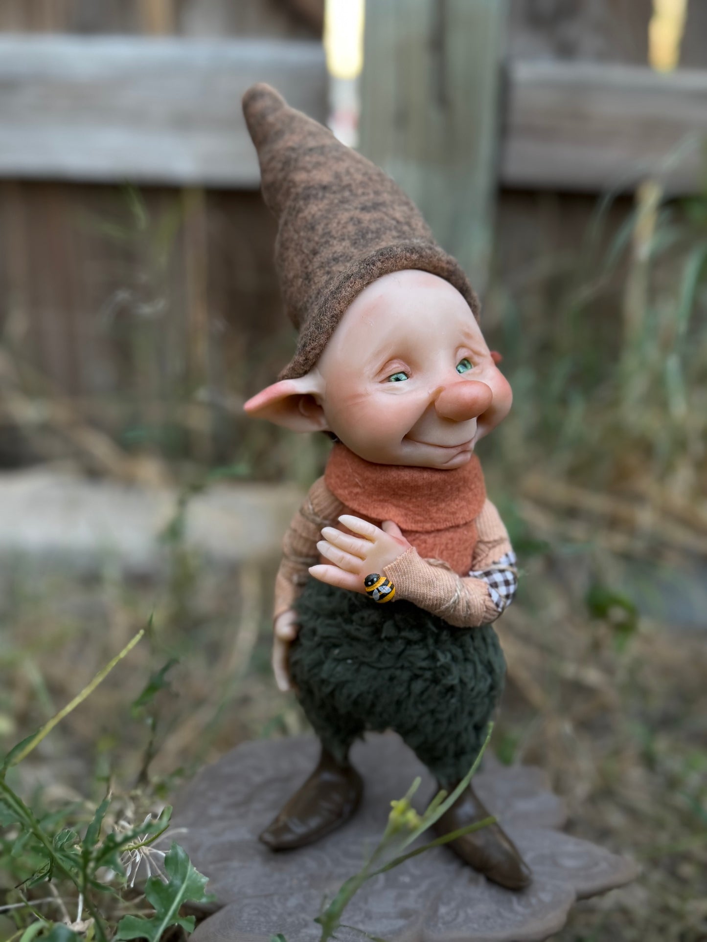 Duende artesanal articulado, figura de duende del bosque, muñeco artesanal coleccionable. Mide aproximadamente 25 cm. Modelo 2