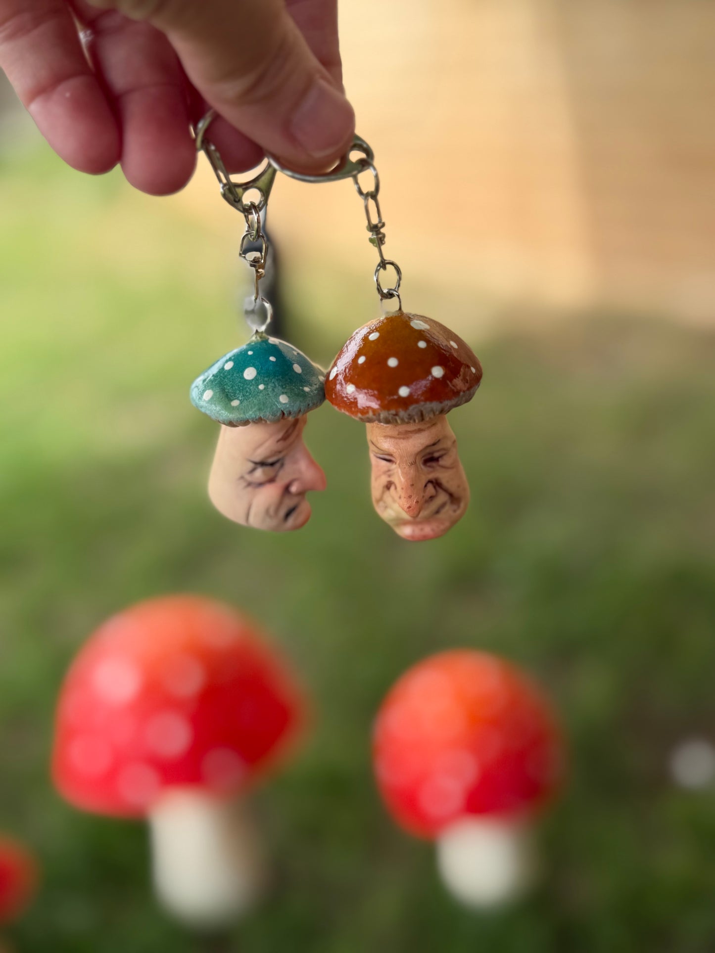 Llaveros sorpresa. Llaveros de honguitos con rostros variados. Honguitos graciosos