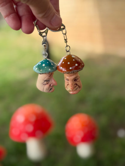 Llaveros sorpresa. Llaveros de honguitos con rostros variados. Honguitos graciosos