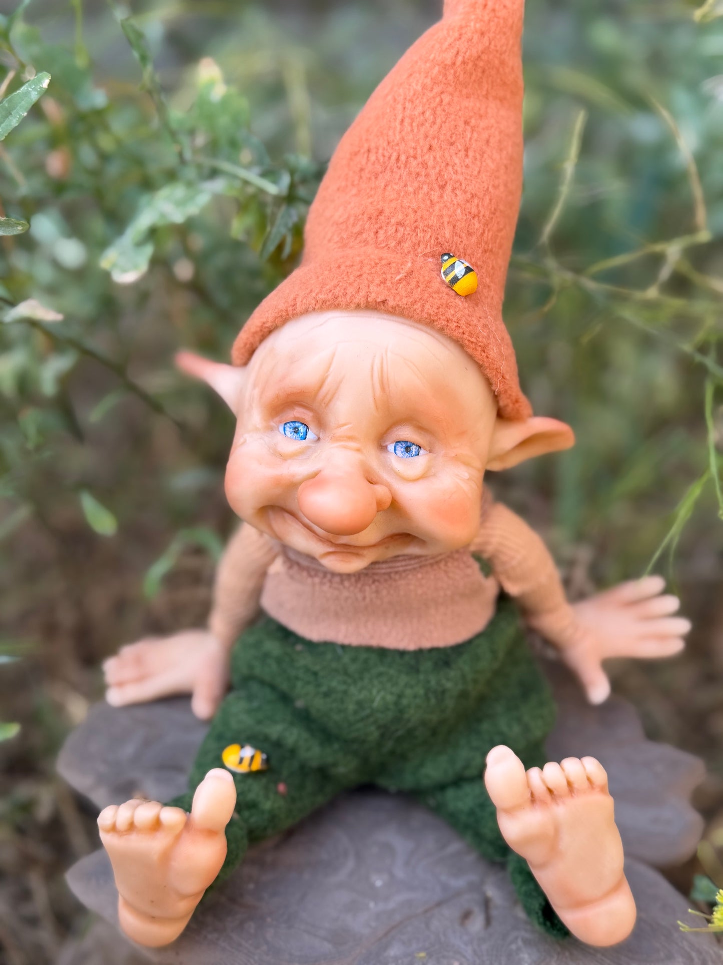 Duende artesanal articulado, figura de duende del bosque, muñeco artesanal coleccionable. Mide aproximadamente 25 cm. Modelo 20