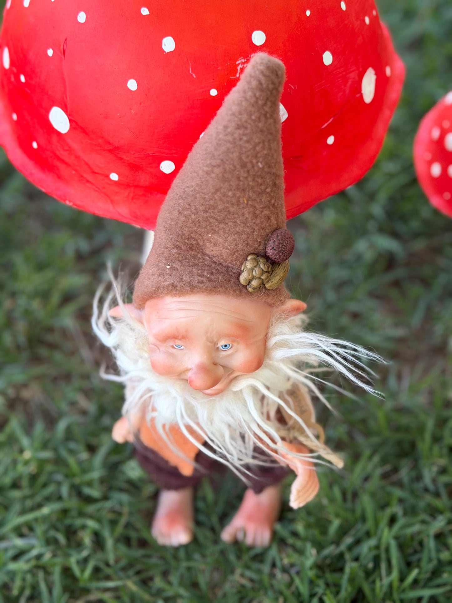 Duende artesanal articulado, figura de duende del bosque, muñeco artesanal coleccionable. Mide aproximadamente 25 cm.