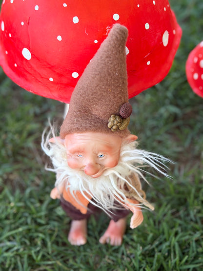 Duende artesanal articulado, figura de duende del bosque, muñeco artesanal coleccionable. Mide aproximadamente 25 cm.