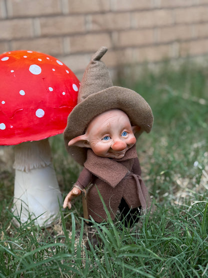 Duende artesanal articulado, figura de duende del bosque, muñeco artesanal coleccionable. Mide aproximadamente 25 cm.