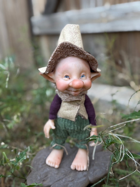 Duende artesanal articulado, figura de duende del bosque, muñeco artesanal coleccionable. Mide aproximadamente 25 cm. Modelo 9