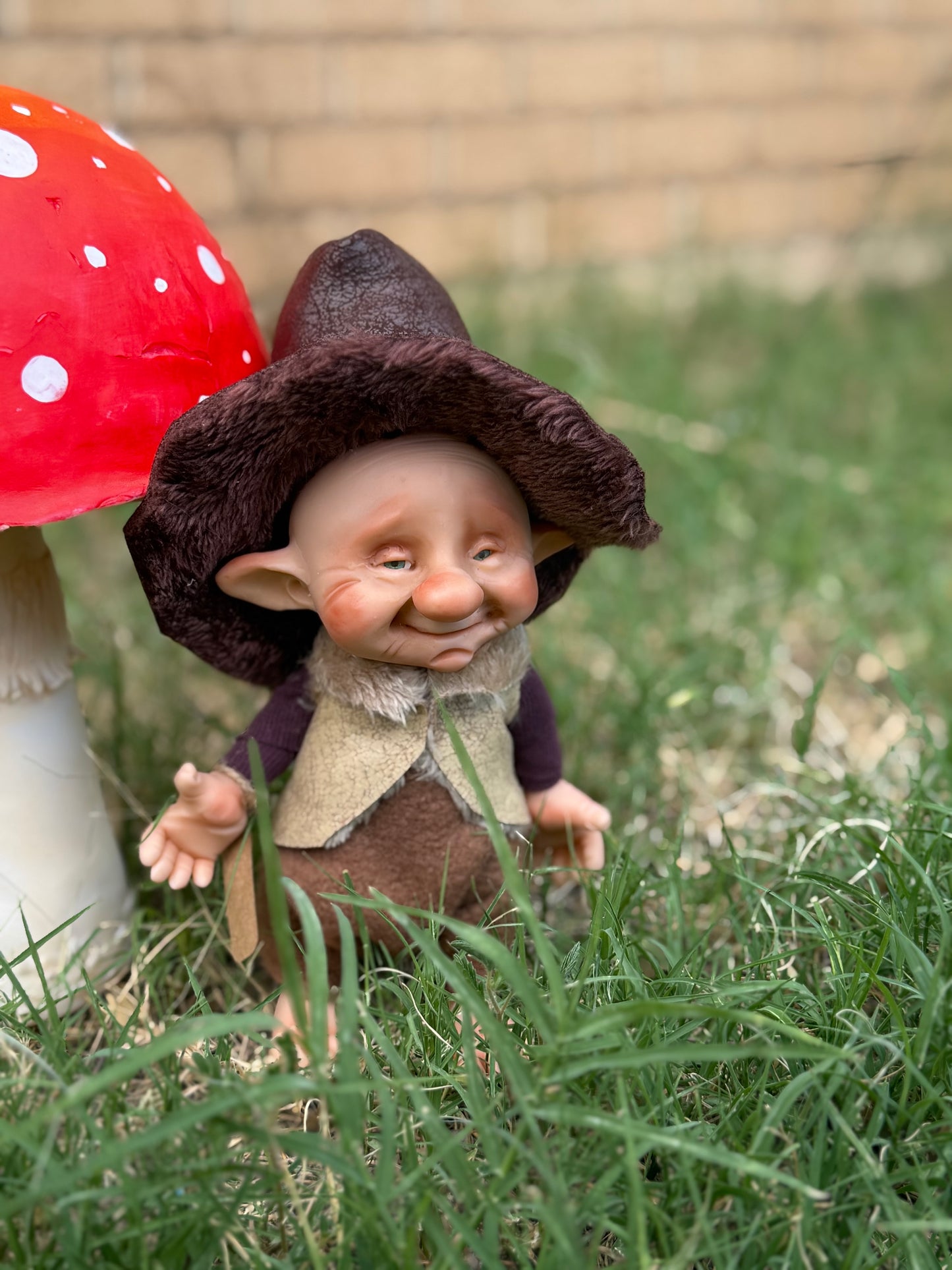 Duende artesanal articulado, figura de duende del bosque, muñeco artesanal coleccionable. Mide aproximadamente 25 cm.