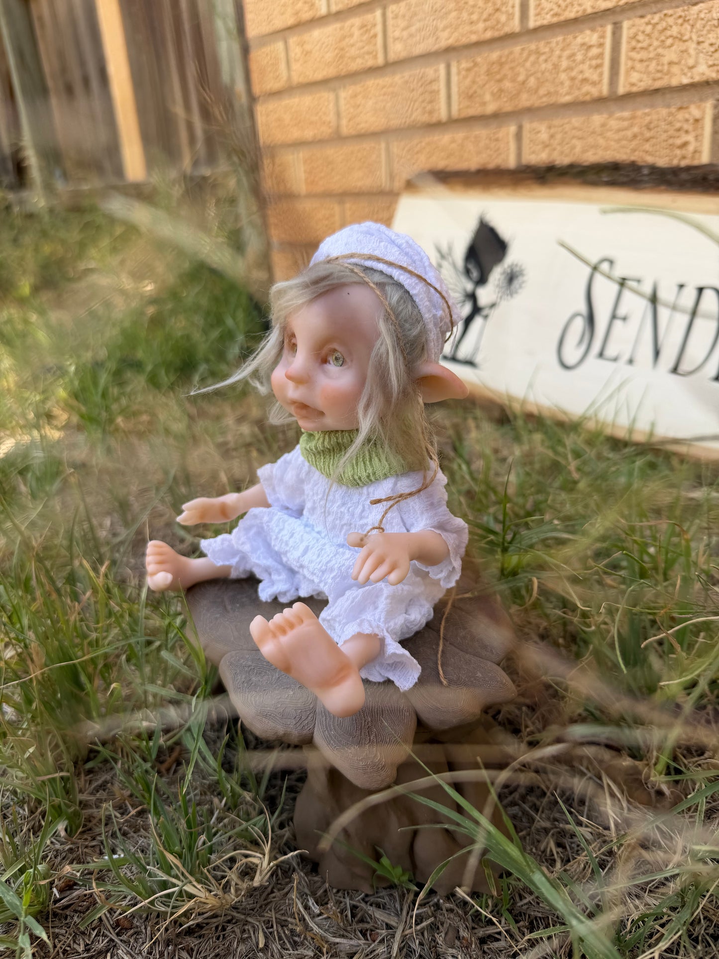 Duende de La Paz y la salud. Duende artesanal articulado, figura de duende del bosque, muñeco artesanal coleccionable. Mide aproximadamente 25 cm. Modelo 30