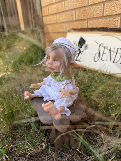 Duende de La Paz y la salud. Duende artesanal articulado, figura de duende del bosque, muñeco artesanal coleccionable. Mide aproximadamente 25 cm. Modelo 30