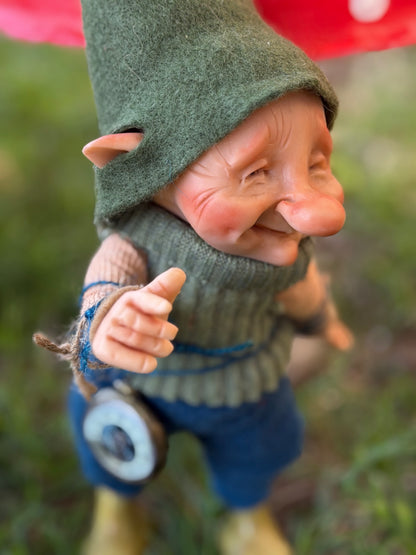 Duende artesanal articulado, figura de duende del bosque, muñeco artesanal coleccionable. Mide aproximadamente 25 cm.