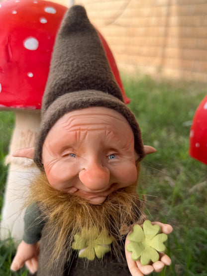 Duende de la buena suerte y fortuna, leprechaun del bosque mágico. Duende artesanal articulado, figura de duende del bosque, muñeco artesanal coleccionable. Mide aproximadamente 25 cm.