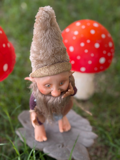 Duende artesanal articulado, figura de duende del bosque, muñeco artesanal coleccionable. Mide aproximadamente 25 cm.