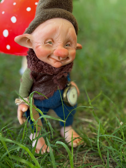 Duende artesanal articulado, figura de duende del bosque, muñeco artesanal coleccionable. Mide aproximadamente 25 cm.