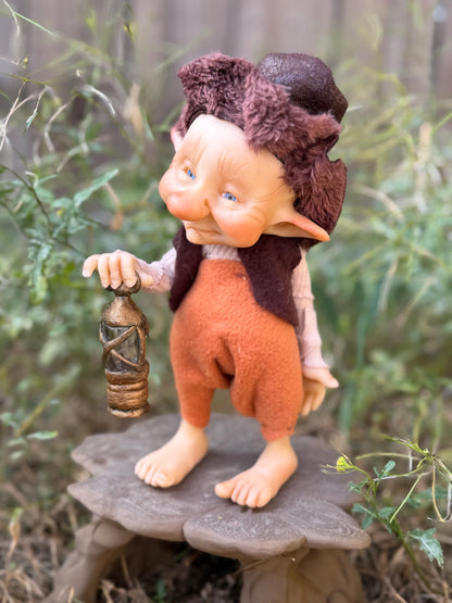 Duende artesanal articulado, figura de duende del bosque, muñeco artesanal coleccionable. Mide aproximadamente 25 cm. Modelo 22