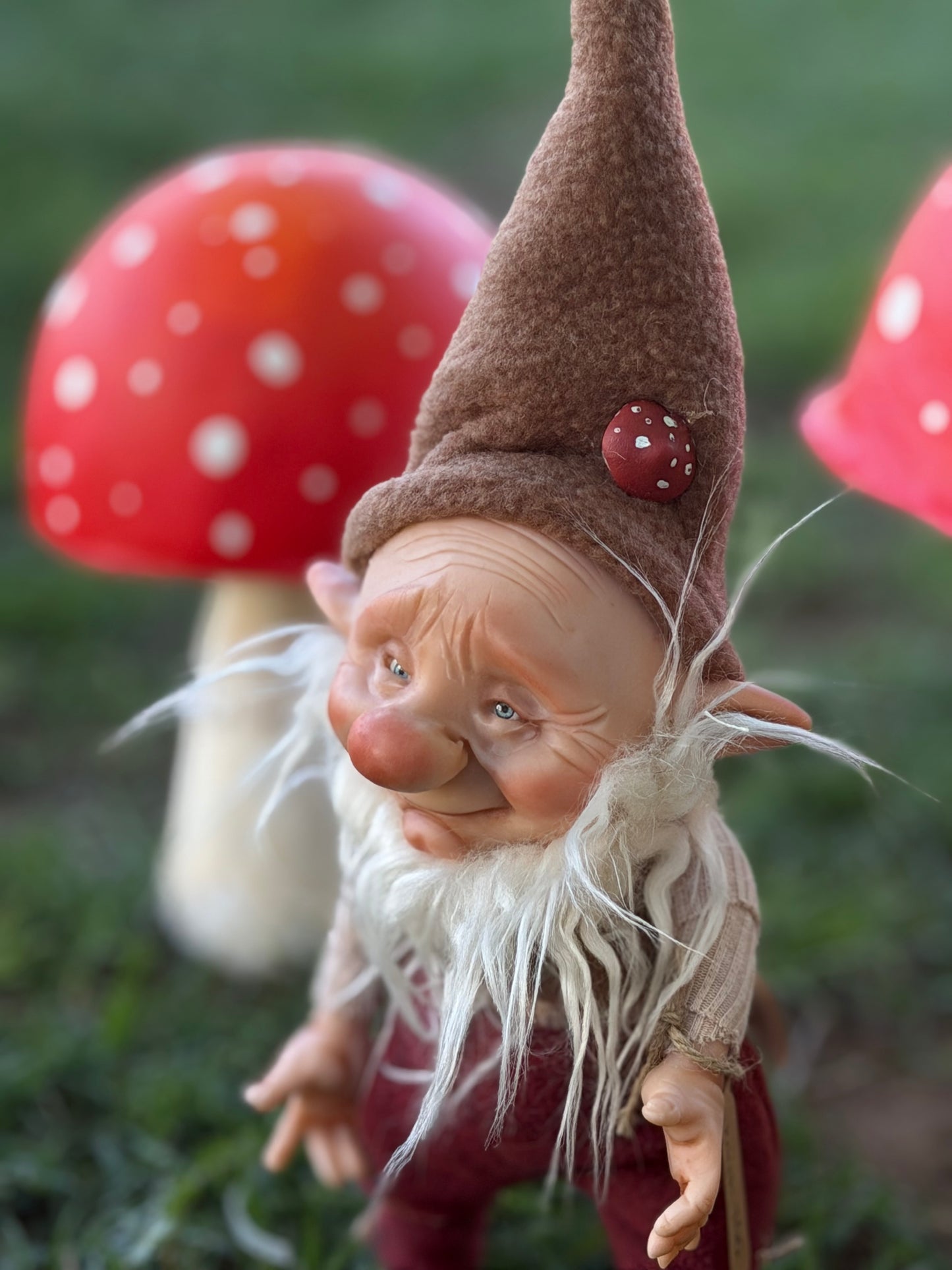 Duende artesanal articulado, figura de duende del bosque, muñeco artesanal coleccionable. Mide aproximadamente 25 cm.