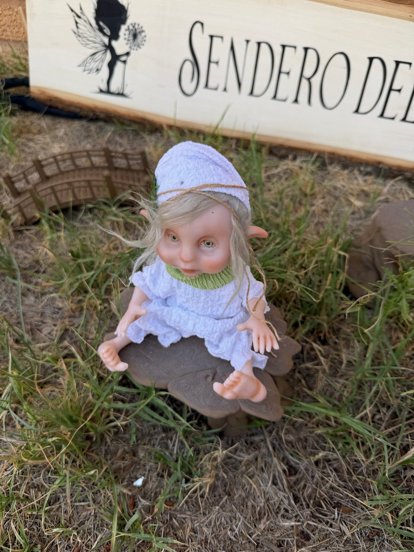 Duende de La Paz y la salud. Duende artesanal articulado, figura de duende del bosque, muñeco artesanal coleccionable. Mide aproximadamente 25 cm. Modelo 30