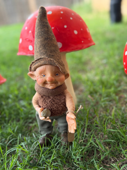 Duende artesanal articulado, figura de duende del bosque, muñeco artesanal coleccionable. Mide aproximadamente 25 cm.