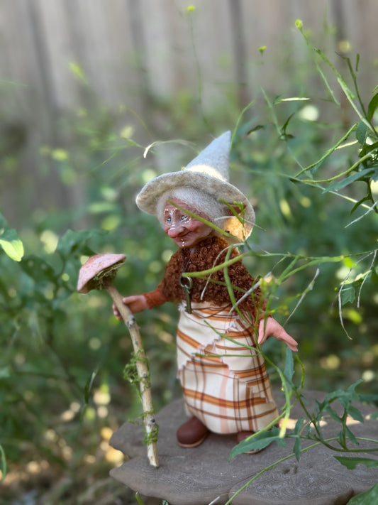 Brujita Élfica Protectora y Abre Caminos: Mini Amuleto de Protección (6")