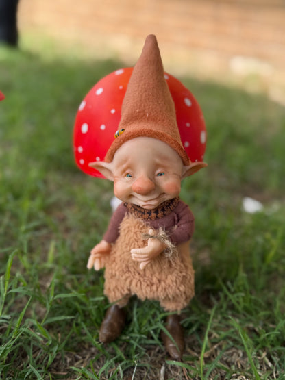 Duende artesanal articulado, figura de duende del bosque, muñeco artesanal coleccionable. Mide aproximadamente 25 cm.