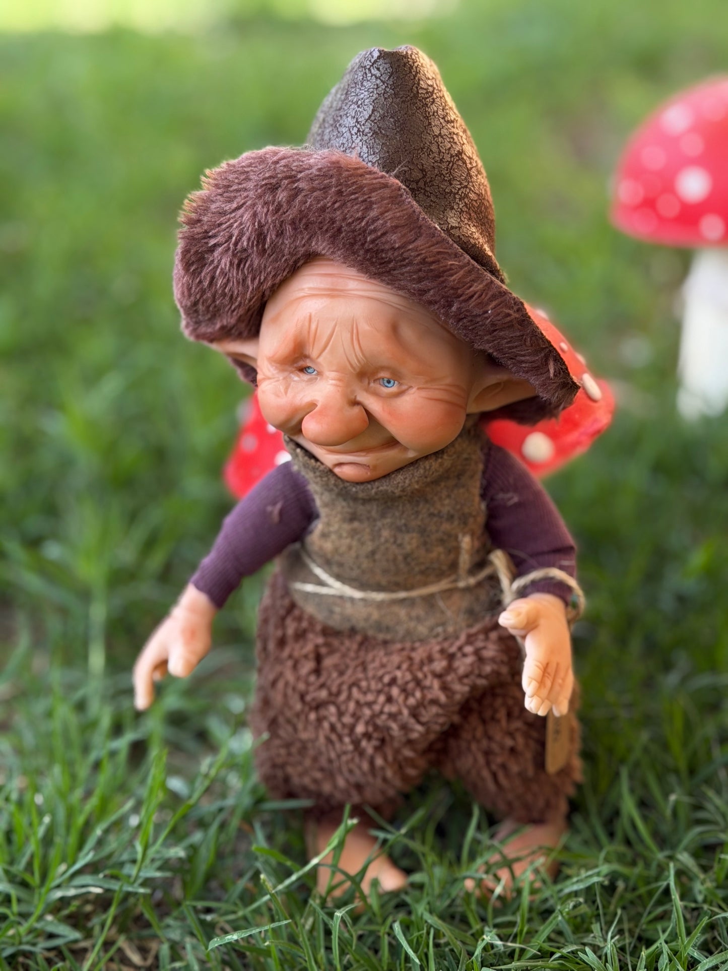 Duende artesanal articulado, figura de duende del bosque, muñeco artesanal coleccionable. Mide aproximadamente 25 cm.