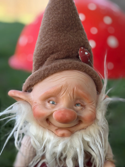 Duende artesanal articulado, figura de duende del bosque, muñeco artesanal coleccionable. Mide aproximadamente 25 cm.