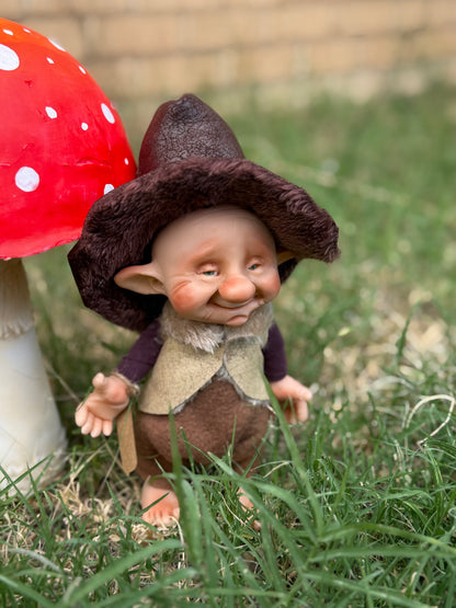 Duende artesanal articulado, figura de duende del bosque, muñeco artesanal coleccionable. Mide aproximadamente 25 cm.