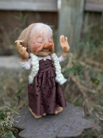 Duendecita Anciana del Bosque | Guardiana de Sabiduría y Calma. Abuela meditadora 2