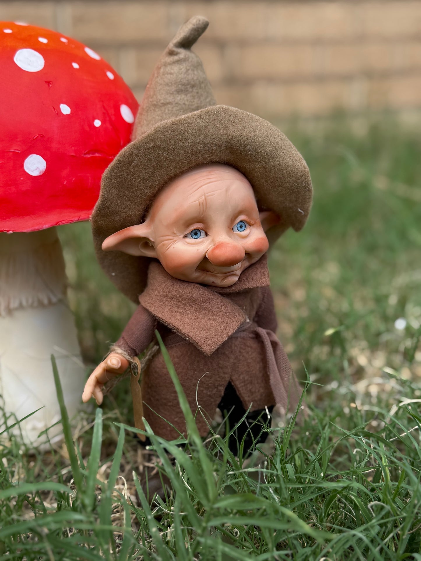 Duende artesanal articulado, figura de duende del bosque, muñeco artesanal coleccionable. Mide aproximadamente 25 cm.