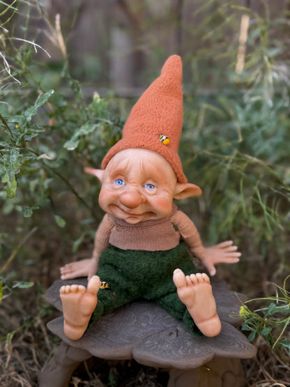 Duende artesanal articulado, figura de duende del bosque, muñeco artesanal coleccionable. Mide aproximadamente 25 cm. Modelo 20
