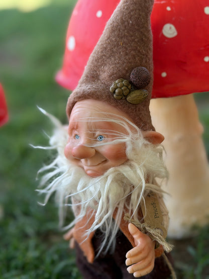 Duende artesanal articulado, figura de duende del bosque, muñeco artesanal coleccionable. Mide aproximadamente 25 cm.