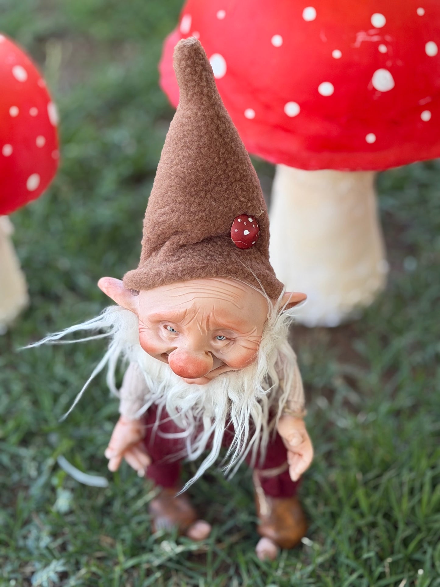 Duende artesanal articulado, figura de duende del bosque, muñeco artesanal coleccionable. Mide aproximadamente 25 cm.